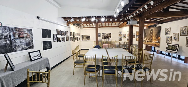 김수길, 이봉희 작가 초대 사진 2인전 '걷다, 외치다' 갤러리 산촌 스페셜관(사진=정경호 기자)