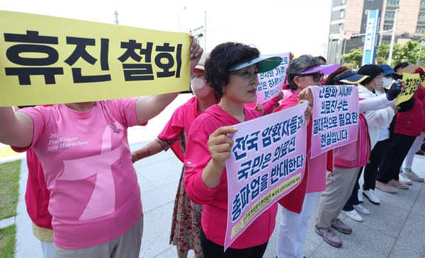13일 오전 서울 용산구 대한의사협회를 항의 방문한 한국유방암환우총연합회가 휴진 철회를 촉구하고 있다. 2024.06.13.