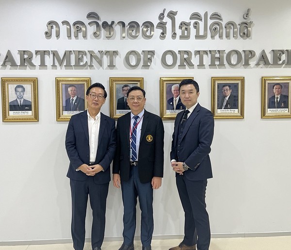 (왼쪽부터) 기성욱 ME&H 대표이사, 위찬(Wicharn) 왕립 쭐라롱꼰 대학병원 정형외과 과장, 박경식 엘앤케이바이오메드 GB본부 부장이 세미나를 기념해 사진촬영을 하고 있는 모습.
