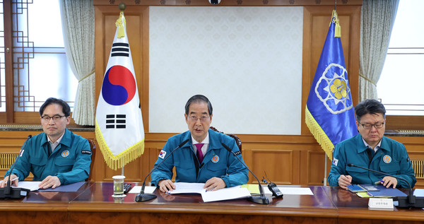 한덕수 국무총리가 16일 오전 서울 종로구 정부서울청사에서 의사집단행동 중앙재난안전대책본부 회의를 하고 있다. 2024.06.16