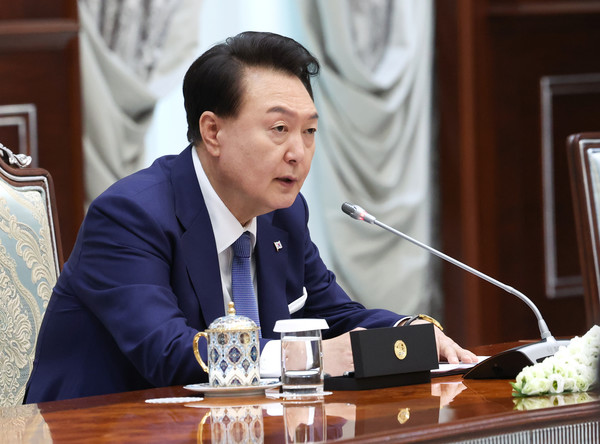 우즈베키스탄을 국빈 방문한 윤석열 대통령이 14일(현지시간) 타슈켄트 우즈베키스탄 대통령궁 영빈관에서 열린 샤브카트 미르지요예프 대통령과의 확대정상회담에서 발언을 하고 있다. 2024.06.14 / 사진=[뉴시스]