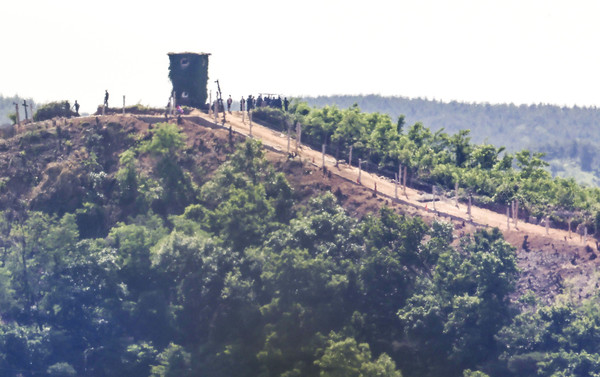 군 당국이 4일 9·19 남북군사합의 전부 효력정지를 선언하며, 북한이 추가 도발을 감행할 경우 단호히 응징하겠다는 입장을 밝힌 4일 경기 파주시 접경지역에서 바라본 북한의 한 초소에서 북한군이 진지 공사를 하고있다. 2024.06.04
