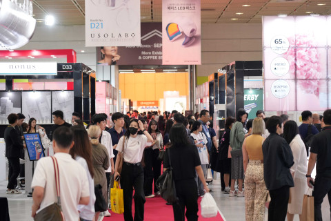 - 위 사진: ‘2023 인터참코리아 전시장’ 전경