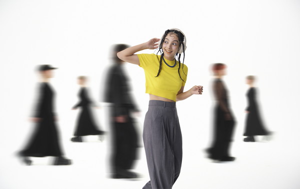 주변의 소리를 함께 들을 수 있는 ATH-S300BT의 ‘히어-스루’ 기능.