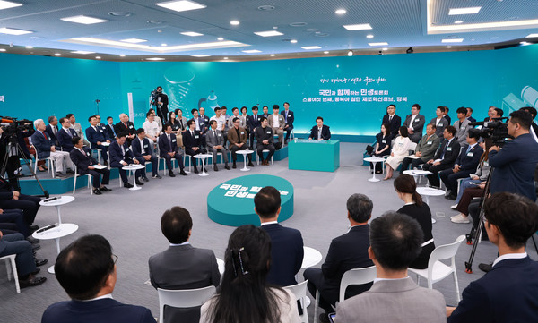 윤석열 대통령이 20일 경북 경산시 영남대 경산캠퍼스 천마아트센터에서 '동북아 첨단 제조혁신허브, 경북'을 주제로 열린 스물 여섯 번째 '국민과 함께하는 민생토론회'에서 발언하고 있다.2024.06.20 / 사진=[대통령실통신사진기자단]