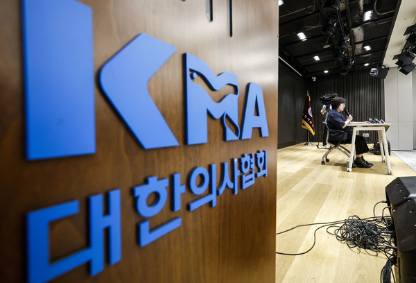 최안나 대한의사협회 총무이사 겸 대변인이 20일 서울 용산구 대한의사협회에서 의협에 대한 공정위 조사, 연석회의, 범대위 구성 논의 등 의협 종합 브리핑을 위해 대회의실로 들어오고 있다. 2024.06.20.