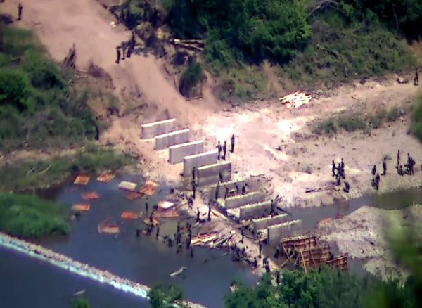 합동참모본부는 18일 오전 8시 30분께 중부전선 비무장지대 내에서 작업하던 북한군 수십명이 군사분계선(MDL)을 침범해 우리 군의 경고방송 및 경고사격에 북상했다고 밝혔다. 합참 관계자는 북한이 4월경부터 다수병력을 투입해 경계력 보강 일환 불모지 조성, 지뢰매설, 전술도로 보강, 대전차 방벽으로 보이는 미상 구조물 설치 등 다양한 형태의 작업을 진행 중이라고 전했다. 사진은 북한군이 교량을 건설하는 모습.2024.06.18 / 사진=[합동참모본부 제공]