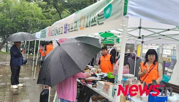 아껴쓰고, 나눠쓰고, 바꿔쓰고, 다시쓰는 물품을 판매하고 있는 신미영 위원