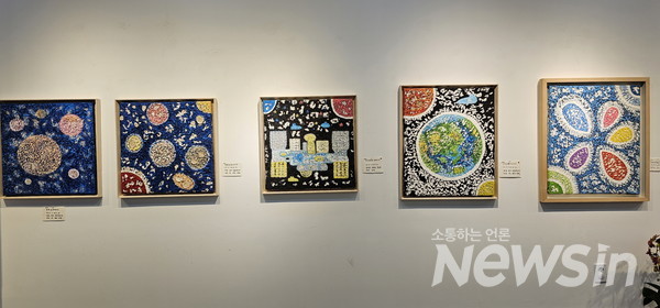 하정열 우주화가 인사아트프라자갤러리 1층, 5층(사진=정경호 기자)