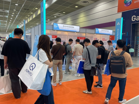 - 위 사진: 한국저작권위원회의 인공지능 원천데이터 홍보부스