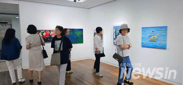 2024 동문전을 전시 작품을 관람하고 있다(사진=정경호 기자)