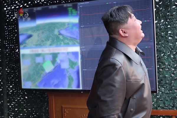 북한 김정은 국무위원장이 지난 2일 새로 개발한 극초음속 활공비행 전투부를 장착한 새형의 중장거리 고체탄도미사일 '화성포-16' 형의 시험발사를 현지지도했다고 조선중앙TV가 3일 보도하고 있다.2024.04.03 / 사진=[조선중앙TV 캡처]