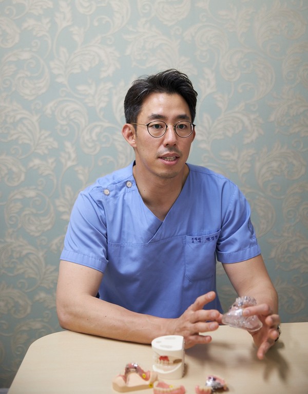 경희대치과병원 보철과 백장현 교수가 틀니 치료에 대해 설명하고 있다.