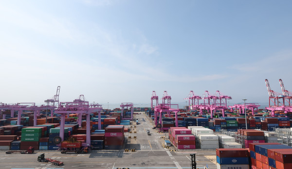 14일 한국은행이 발표한 '2024년 5월 수출입물가지수'에 따르면 지난 5월 수출물가지수는 131.70(2020=10)으로 전월대비 0.6% 떨어졌다. 5월 수입물가는 141.58(2020=100)로 전월(143.57)대비 1.4% 떨어졌다. 5개월 만에 하락세다. 전년 동월 대비로는 4.6% 올랐다. 지난달 국제유가와 환율 하락세에 우리나라의 수출입 물가가 나란히 5개월 만에 내림세를 보였다. 14일 오전 인천 연수구 인천신항 컨테이너 터미널에 컨테이너가 쌓여 있다. 2024.06.14