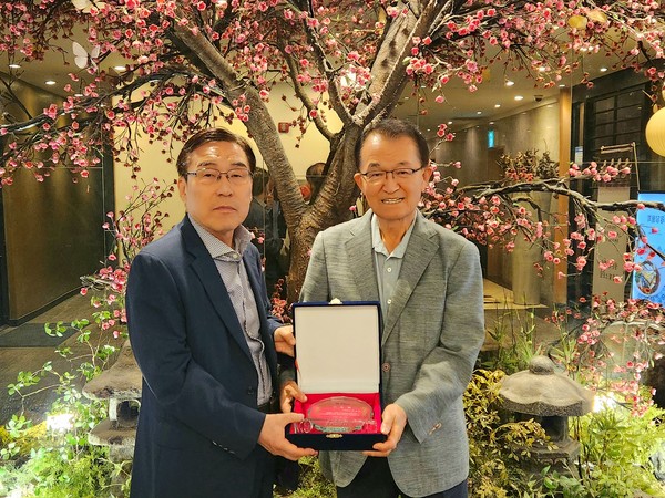 写真左から*バイオツリー株式会社。シン・ヒョンモ会長*キム・イシン金義信博士(E.Edmund Kim)