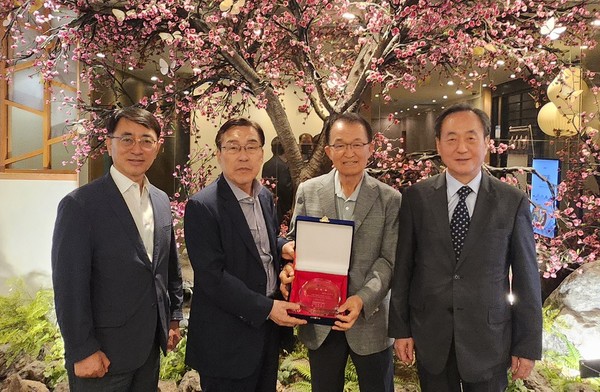 写真左から*バイオツリー株式会社。パク・チョンギュ副会長*バイオツリー株式会社。シン・ヒョンモ会長*キム・イシン金義信博士(E.Edmund Kim) *One Asia Group。キム・ギュテク会長