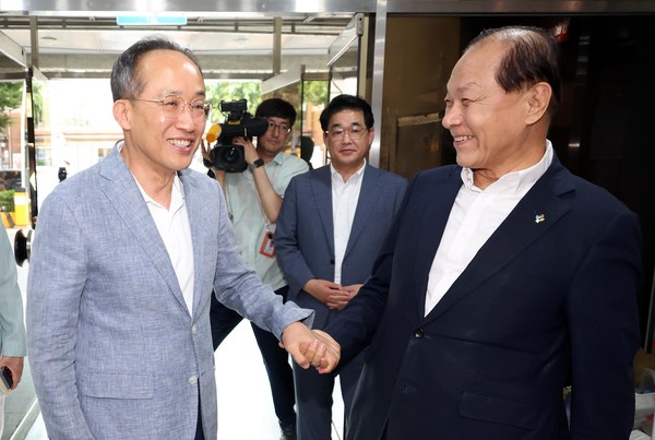 황우여 국민의힘 비상대책위원장이 28일 오후 서울 마포의 한 식당에서 제22대 국회 원 구성 결과 관련 사의를 밝힌 추경호 원내대표를 만나 악수하고 있다. 2024.06.28.