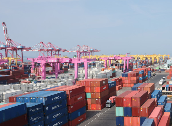 14일 한국은행이 발표한 '2024년 5월 수출입물가지수'에 따르면 지난 5월 수출물가지수는 131.70(2020=10)으로 전월대비 0.6% 떨어졌다. 5월 수입물가는 141.58(2020=100)로 전월(143.57)대비 1.4% 떨어졌다. 5개월 만에 하락세다. 전년 동월 대비로는 4.6% 올랐다. 지난달 국제유가와 환율 하락세에 우리나라의 수출입 물가가 나란히 5개월 만에 내림세를 보였다. 14일 오전 인천 연수구 인천신항 컨테이너 터미널에 컨테이너가 쌓여 있다. 2024.06.14