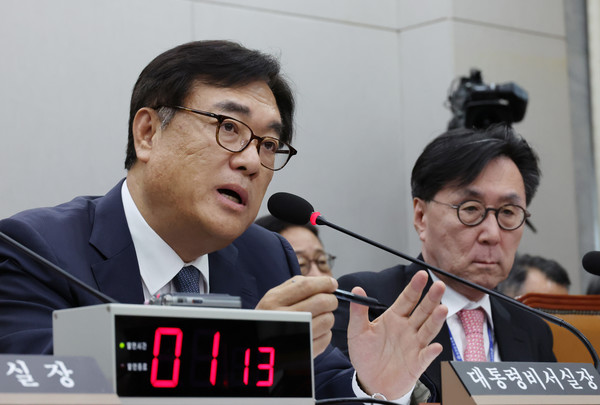 정진석 대통령 비서실장이 1일 오후 서울 여의도 국회에서 열린 운영위원회 전체회의에서 의원 질의에 답변하고 있다. 오른쪽은 장호진 국가안보실장. 2024.07.01