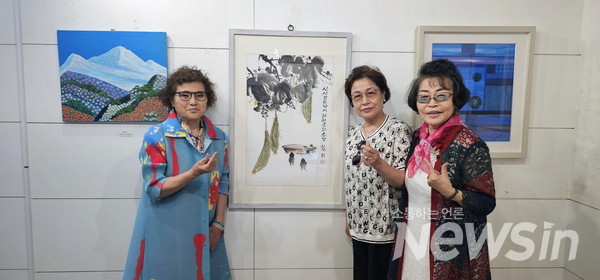 작가들이 썸머아트쇼 첫날 작품앞에서(사진=정경호 기자)