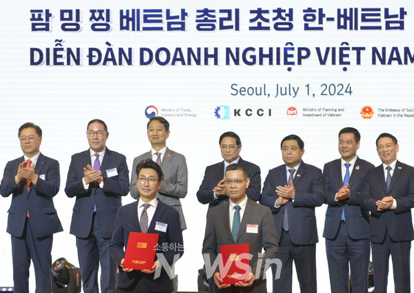 ▲1일 서울 소공동 롯데호텔 서울 본관에서 열린 한-베트남 비즈니스 포럼에서 에이치플러스 양지병원 김상일 병원장(앞줄 왼쪽)과 하노이의과대학병원 다오쑤안타잉 부병원장이 양국 의료기관 협약을 체결한 후 팜민찐 베트남 총리(뒷줄 오른쪽 네 번째) 등과 기념 촬영을 하고 있다. (사진=H+ 양지병원)