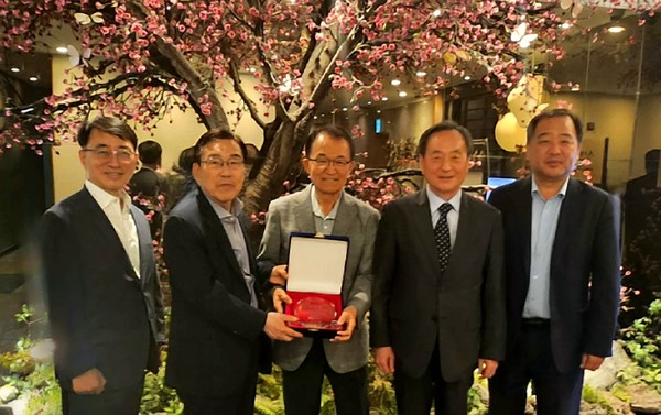 照片从左边开始*Bio tree副总裁朴忠規*Bio Tree总裁申铉谟*金義信博士(E.Edmund Kim,美国最佳医生(The Best doctors of America)11次当选)*One Asia集团总裁金圭泽*小米生态孵化器代表李尚耘