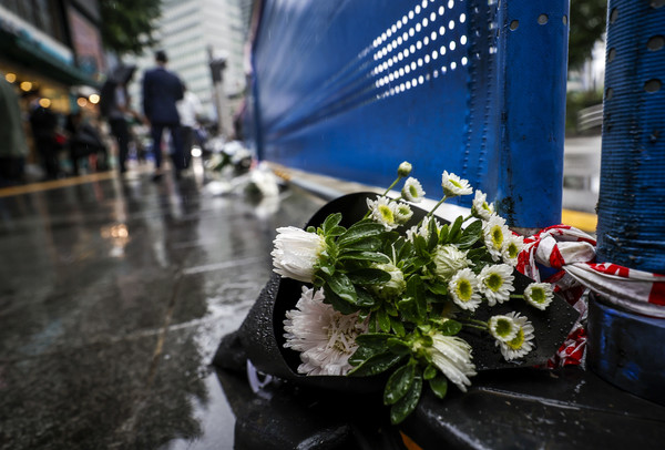 2일 중구 시청역 인근 교차로에서 전날 발생한 차량 인도 돌진 교통사고 현장에 고인을 추모하는 꽃이 놓여있다. 2024.07.02