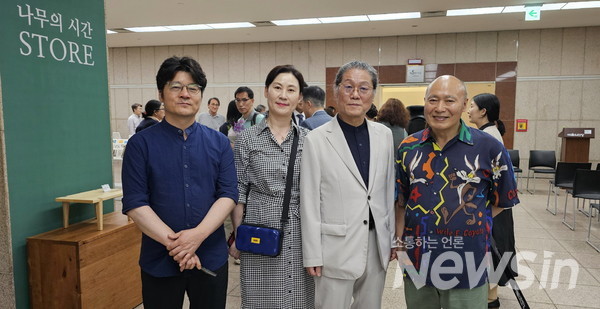 허회태 작가와 우정 정응균 화백과 기념촬영(사진=정경호 기자)