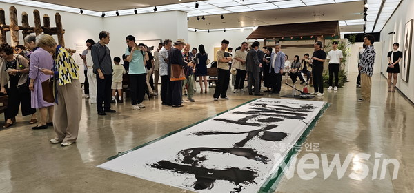 퍼포펀스를 펼친 허회태 화백의 '나무의 시간'(사진=정경호 기자)