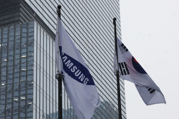 삼성전자가 작년 매출 258조1600억원, 영업이익 6조5400억원의 잠정 실적을 9일 발표했다. 작년 4분기는 매출 67조원, 영업이익은 2조8000억원으로 집계됐다. 전년 동기 대비 매출은 4.9%, 영업이익은 35% 줄었다. 사진은 9일 서울 서초구 삼성전자 서초사옥 모습. 2024.01.09.