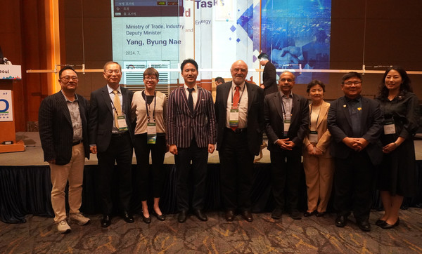 [이미지자료] 김익환 한세실업 부회장이 ‘2024 AIB 섬유 리더상’을 수상했다