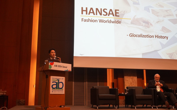 [이미지자료] 김익환 한세실업 부회장이 ‘2024 AIB 섬유 리더상’을 수상했다