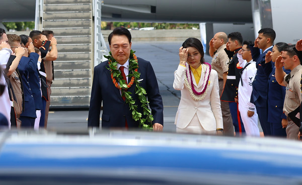 최진석 기자 = 윤석열 대통령과 부인 김건희 여사가 8일(현지시각) 북대서양조약기구(NATO·나토) 75주년 정상회의 참석에 앞서 인도·태평양사령부 방문을 위해 미국 히캄 공군기지에 도착해 미군 병사들의 경례를 받으로 차량으로 이동하고 있다. 2024.07.09.