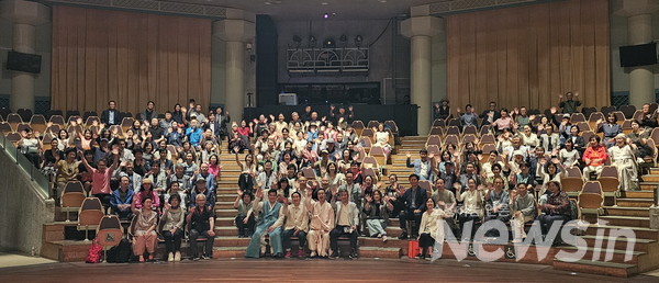 완창 발표 관람객들과 기념촬영(사진=정경호 기자)