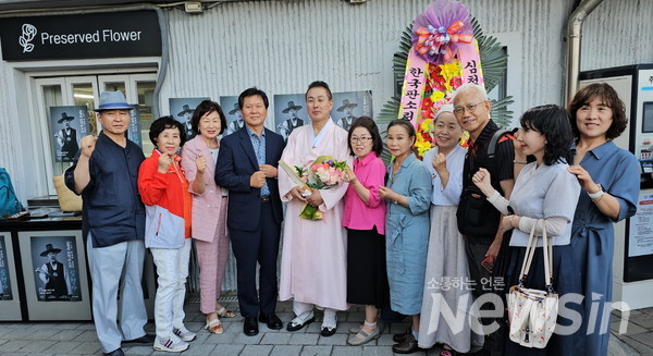 심청가 공연을 마치고 지인, 제자들과 기념촬영(사진=정경호 기자)