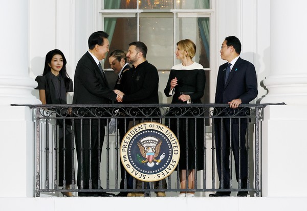 윤석열 대통령이 10일(현지시간) 백악관에서 열린 북대서양조약기구(NATO·나토) 정상 리셉션에 참석해 볼로디미르 젤렌스키 우크라이나 대통령과 인사를 나누고 있다. 2024.07.11.