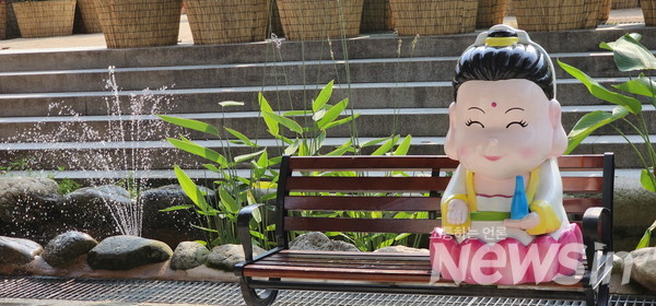 물줄기를 품어내는 조계사 미니 분수대(사진=정경호 기자)