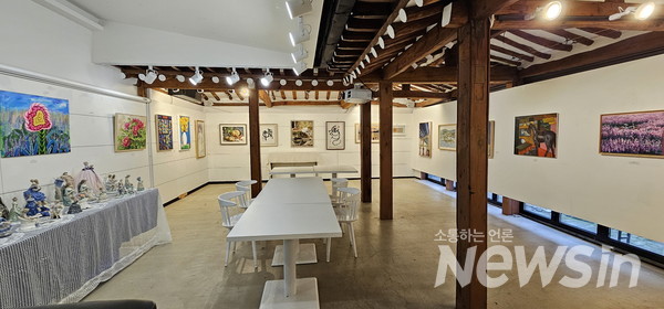 2부 작가들의 작품이 전시되고 있다(사진=정경호 기자)