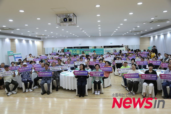 안산 호수동 주민총회에서 "안산 출입국 이민관리청 유치" 퍼포먼스를 하고 있다.