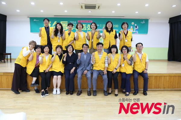 제2기 호수동 주민자치회 위원(왼쪽 5번째 이경숙회장, 이대순 호수동장, 윤은중 부회장)