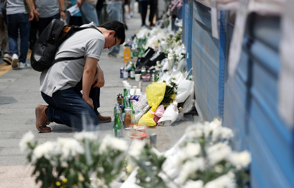 4일 중구 시청역 교차로 인근에서 발생한 차량 인도 돌진사고 현장에서 한 시민이 희생자들을 추모하고 있다. 2024.07.04