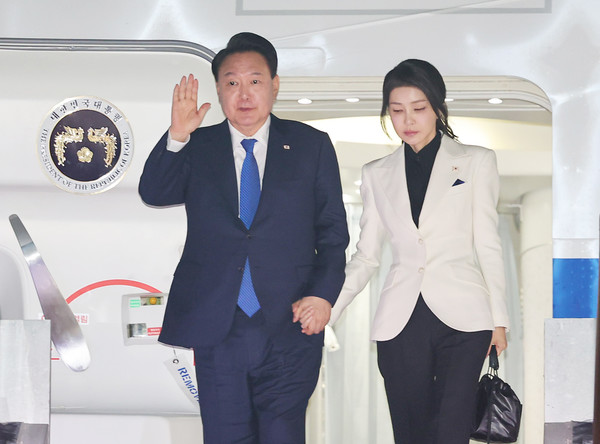 윤석열 대통령과 부인 김건희 여사가 12일 북대서양조약기구(NATO·나토) 75주년 정상회의 등 미국 안보순방을 마치고 귀국, 성남 서울공항에 도착해 공군 1호기에서 내리며 인사하고 있다. 2024.07.12.