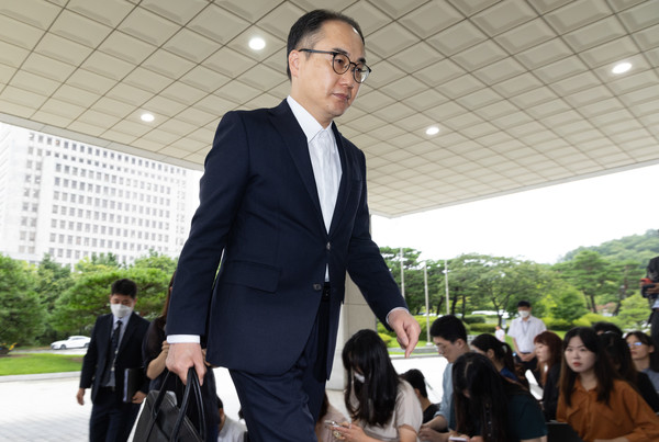 이원석 검찰총장이 22일 오전 서울 서초구 대검찰청으로 출근하고 있다. 도이치모터스 주가조작, 명품가방 수수 의혹을 받고 있는 김건희 여사를 조사하는 서울중앙지방검찰청이 지난 20일 검찰 청사가 아닌 제3의 장소에서 비공개 조사하는 과정에서 이원석 검찰총장에게 사후보고해 논란이 되고 있다. 2024.07.22