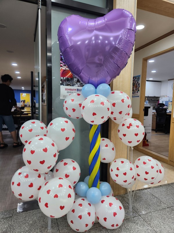 최승희 마술사는 지난 20일 경남 김해시 장유로에 위치한 장유성결교회(임광호 목사)﻿ '강당'에서 가스펠 매직 공연을 하고 있다.2024.07.20