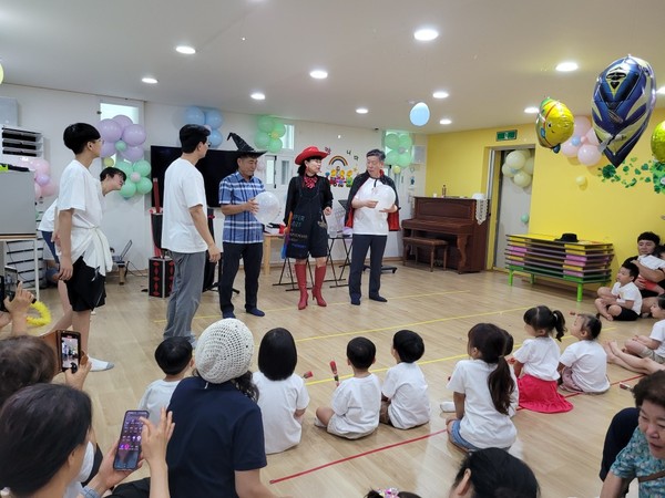 지난 20일 경남 김해시 장유로에 위치한 장유성결교회 강당에서 정요셉 장로(좌)와 임광호 목사(우)가 나와 최승희 마술사와 함께 가스펠 매직 공연을 하고 있다.2024.07.20