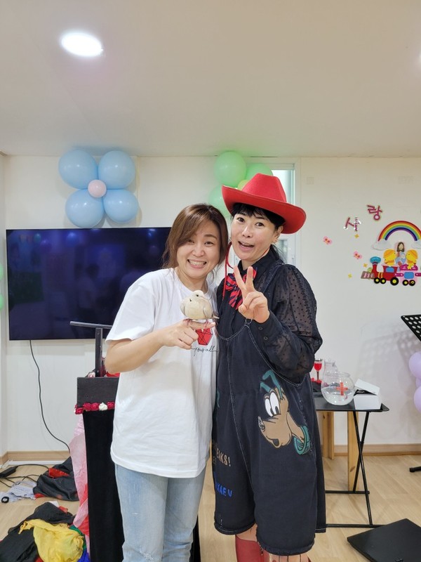 지난 20일 경남 김해시 장유로에 위치한 장유성결교회(임광호 목사) 강당에서 이재경 전도사(좌)와 최승희 마술사(우)가 함께 포즈를 취하고 있다.2024.07.20
