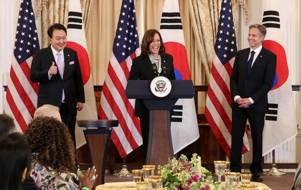 카멀라 해리스 미국 부통령이 27일(현지시간) 워싱턴DC 미 국무부에서 열린 윤석열 대통령 초청 국빈오찬에서 환영사하고 있다. 2023.04.28.