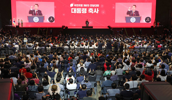 윤석열 대통령이 23일 경기 고양 킨텍스에서 열린 제4차 국민의힘 전당대회에서 축사를 하고 있다. (공동취재) 2024.07.23.