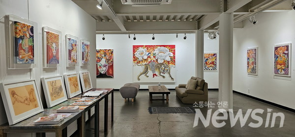 이창훈 초대전 ‘도시의 삐에로’ 갤러리 모나리자 산촌(사진=정경호 기자)