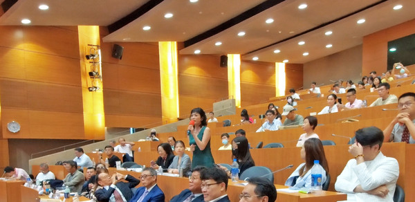 ▲ 세미나 후 질문을 하고 있는 탕링(唐玲).